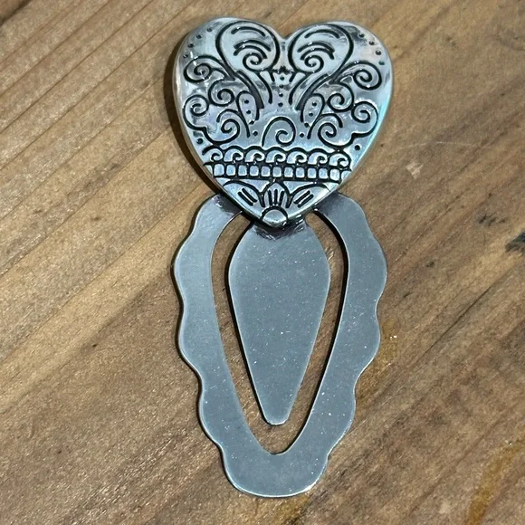 Brighton Heart Floral Tin Box with 3 Silver Heart Pagemarkers/Bookmarks - Picture 6 of 11